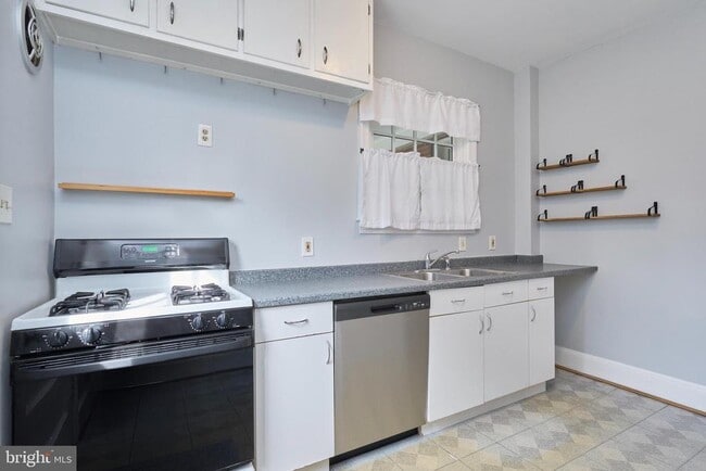 Building Photo - 304 N Highland St