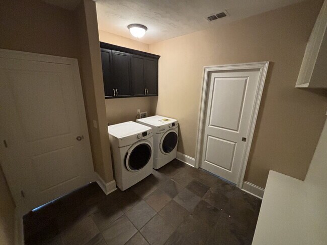 Building Photo - Charming 3-Bedroom Home in Southwood – Spacious Living & Oversized Backyard! Wash/Dryer on site
