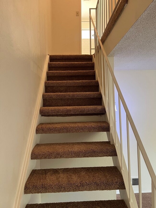 Building Photo - SPACIOUS 3 BEDROOM CONDO!!
