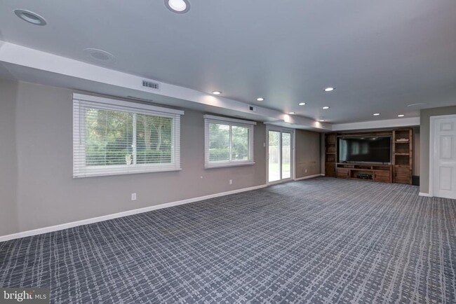 Building Photo - 1717 Country Club Dr