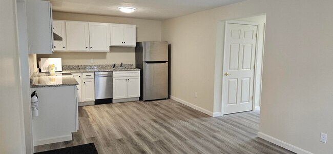 Building Photo - 606 Putnam Pike