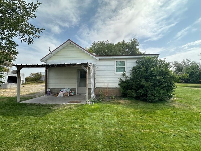 Building Photo - Super Cute 2 Bedroom, 1 Bathroom Country Home