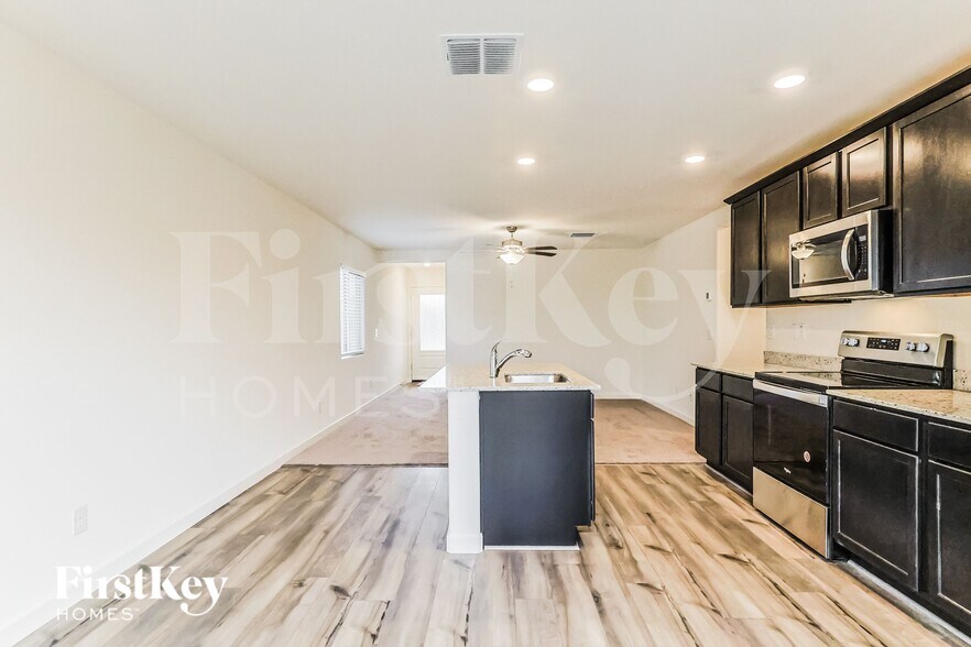 Building Photo - 985 W 20th St