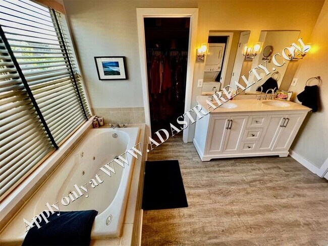 Building Photo - Beautiful 2 Bed 2.5 Bath Townhome Near The Plaza - Available NOW!!