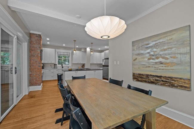 Building Photo - Stunning Historic 4-bedroom home in W Trin...