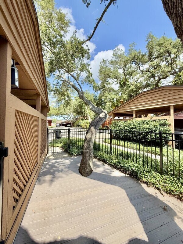 Building Photo - 817 Fairwood Forest Dr