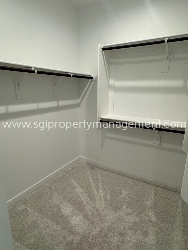 Building Photo - 16949 W Evergreen Rd