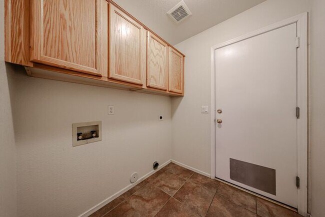 Building Photo - MOVE IN SPECIALS!! Lovely 4-bedroom, 2-bat...