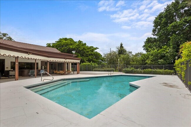 Building Photo - 5304 Woodlands Blvd