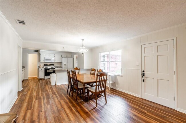 Building Photo - 304 Dogwood Dr