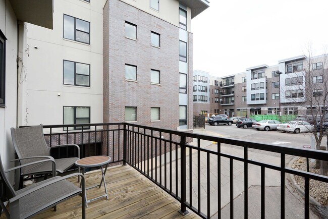 Building Photo - 2-Bed, 3-Bath Townhouse in a Great Location!