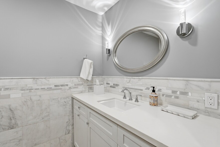 Building Photo - 116 5th Pl