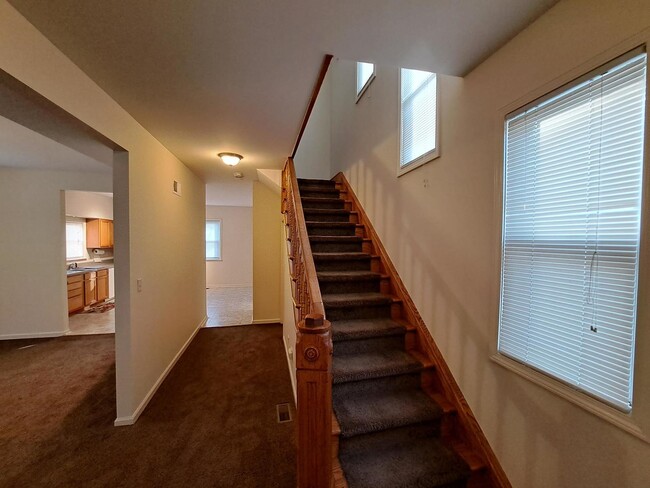 Building Photo - 1509 W Greenleaf Ave