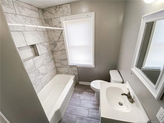 Building Photo - 210 E 16th St