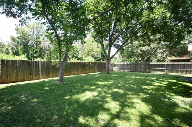 Building Photo - 2303 Old Dixie Dr