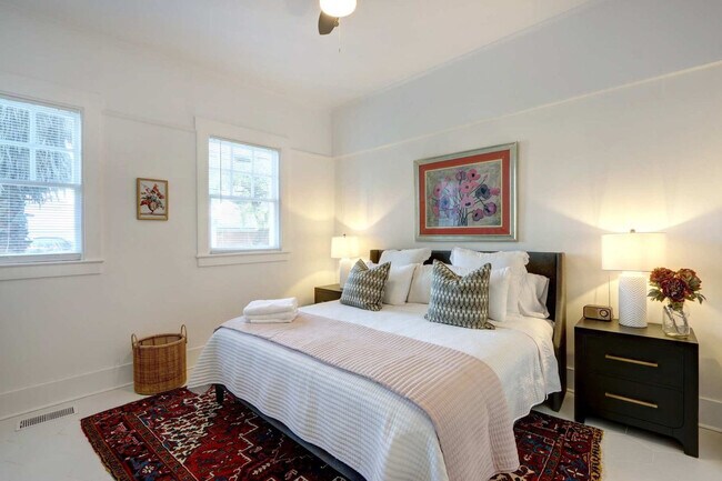 Building Photo - 306 E Victory Dr