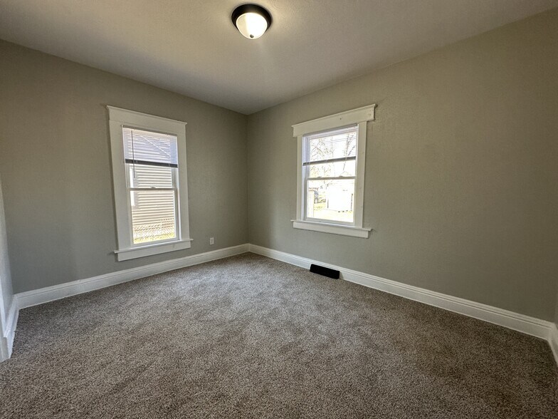 Building Photo - 1105 Queen St