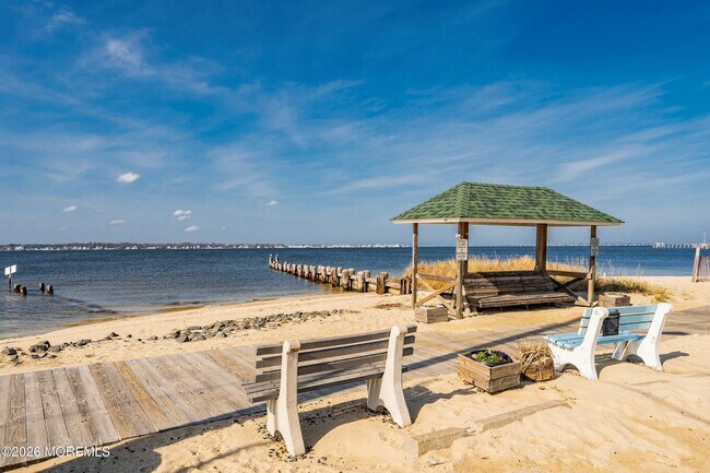 Building Photo - 616 Newport Ave