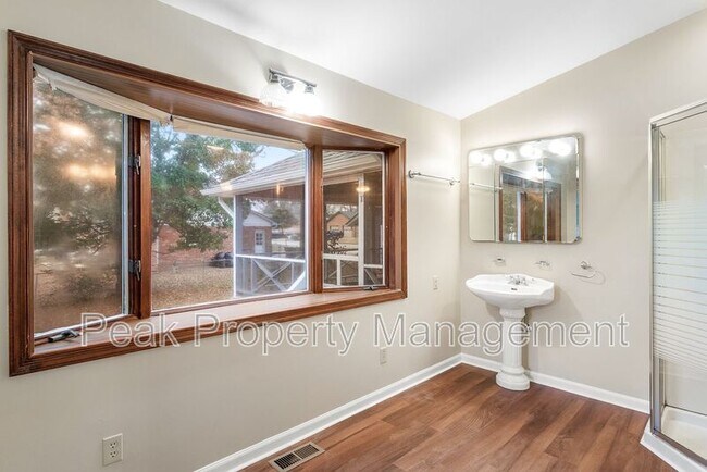 Building Photo - 3212 Vinton St