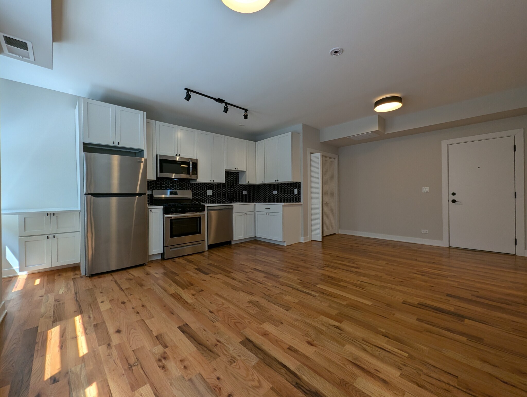 Building Photo - 648 W Wrightwood Ave