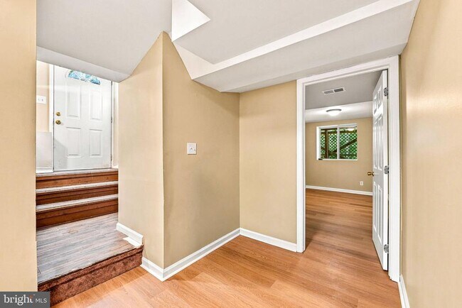 Building Photo - 208 Hartford Rd