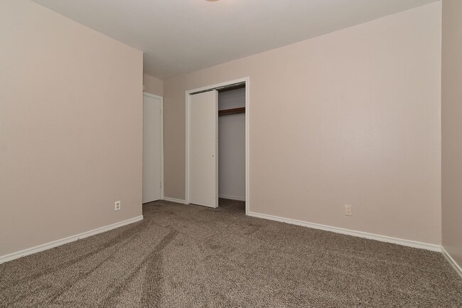 Building Photo - 1304 Skyline Dr