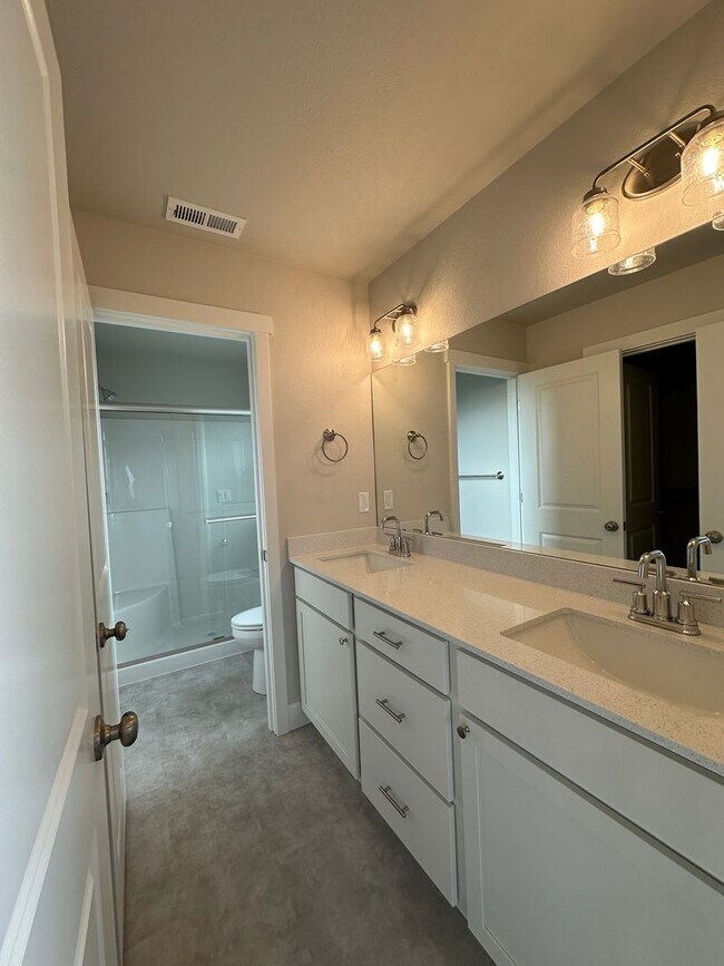 Building Photo - Welcome to this brand-new 3-bedroom, 2.5-bath home located in NW Redmond, OR.