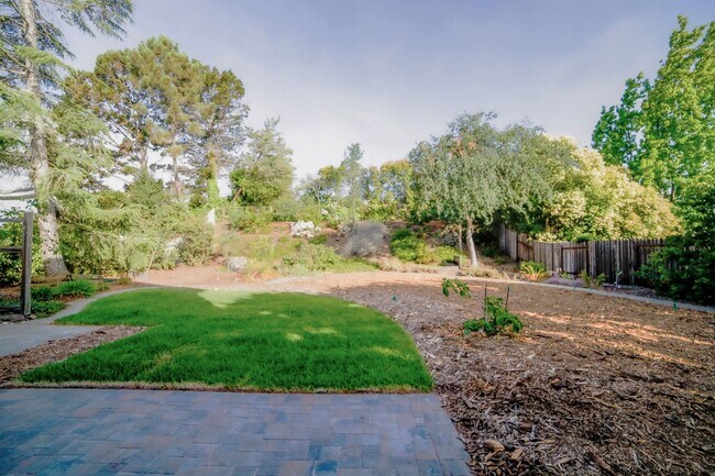 Building Photo - Newly Updated Two Story Home!