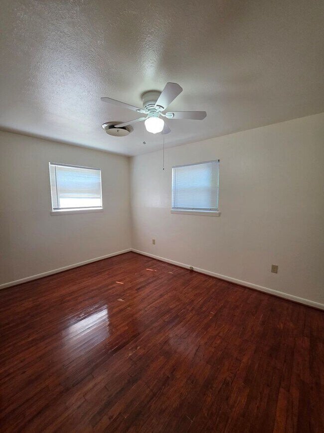 Building Photo - Charming 3/2 in Copperas Cove