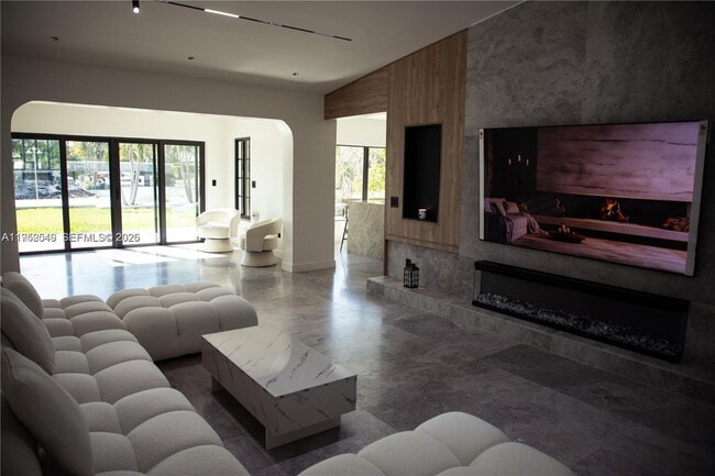 Building Photo - 7850 Hawthorne Ave