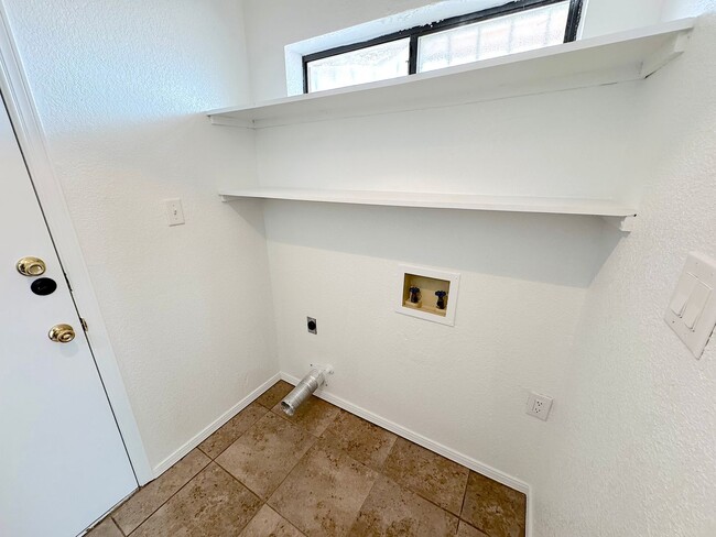 Building Photo - North Hills El Paso 3 Bed Refrig A/C!