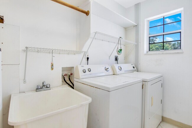 Building Photo - 527 W Jasmine Dr