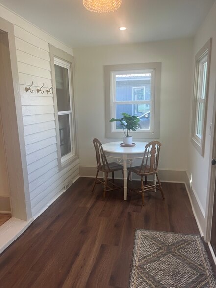 Building Photo - 406 W Front St