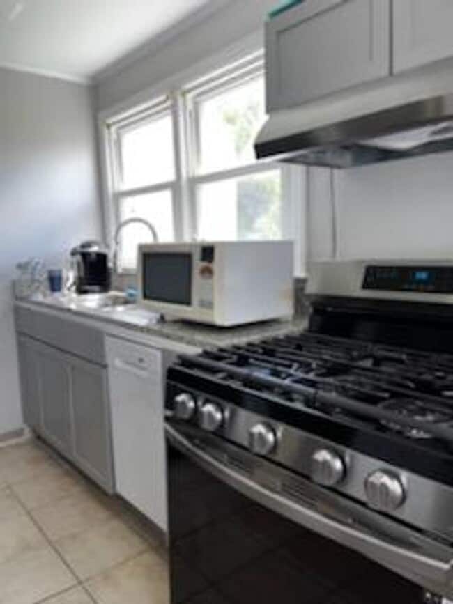 Building Photo - One Bedroom Furnished Apartment in Downtow...