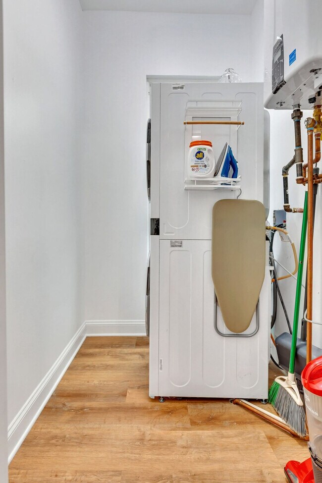 Building Photo - 3448 N Clark St