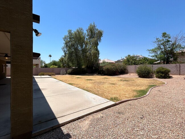 Building Photo - 13026 W Modesto Dr