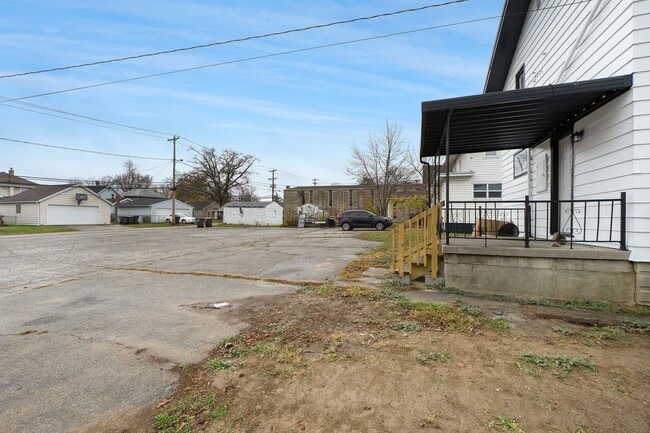 Building Photo - NEW UPDATED 2 BEDROOM HOME!
