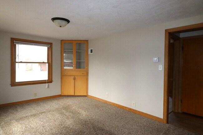 Building Photo - Refurbished 4-Bedroom Home