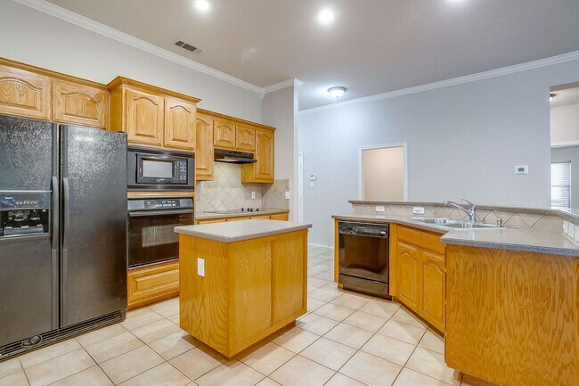 Building Photo - Beautiful Corner Lot Home in North Arlington-  3 Bed, 2 Bath- Ready for New Tenants- Arlington ISD