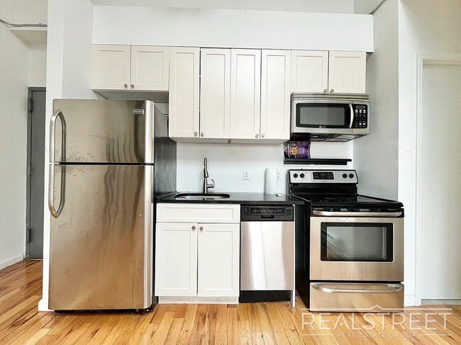 Building Photo - 324 Melrose St