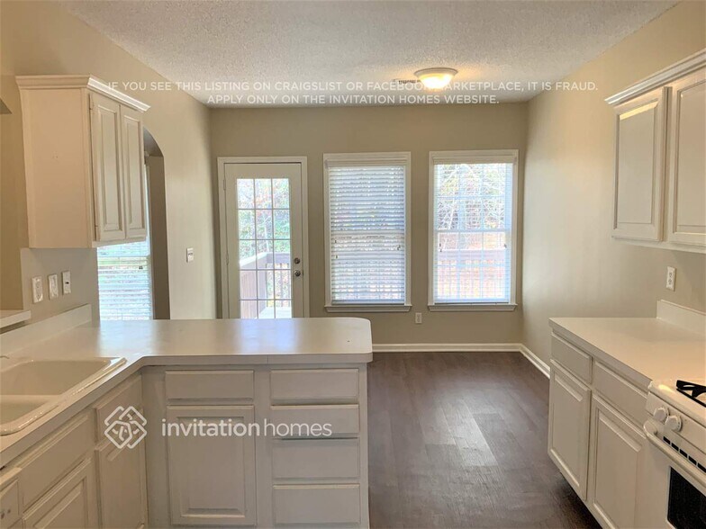 Building Photo - 925 Evian Dr NW