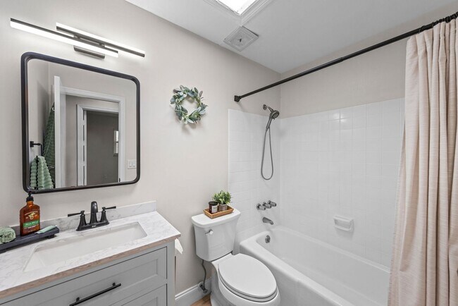 Building Photo - Beautifully Renovated 3-Bedroom Home for R...