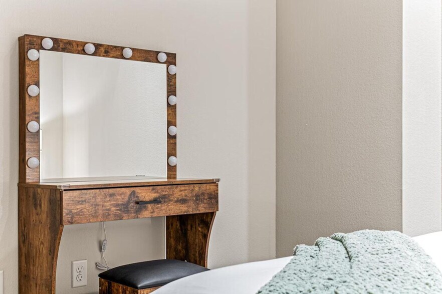 Building Photo - 301 N 7th Ave