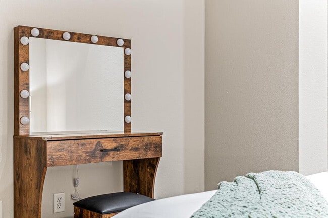 Building Photo - 301 N 7th Ave