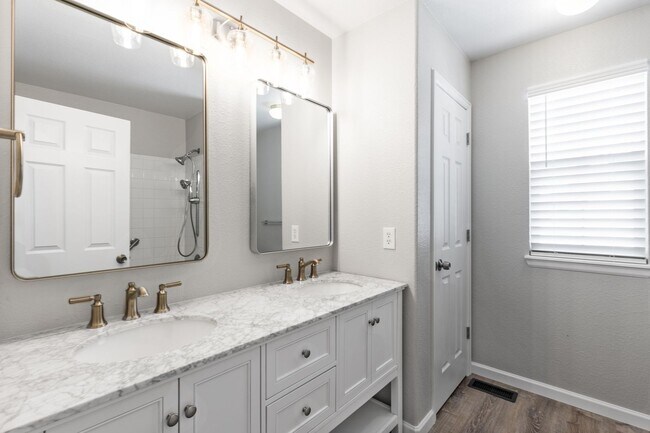 Building Photo - Spacious 5 bedroom home in the heart of Pa...
