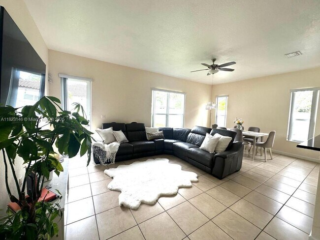 Building Photo - 9050 SW 170th Ct