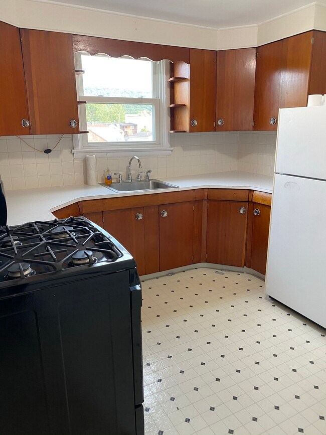 another view of kitchen - 176 Ridge St