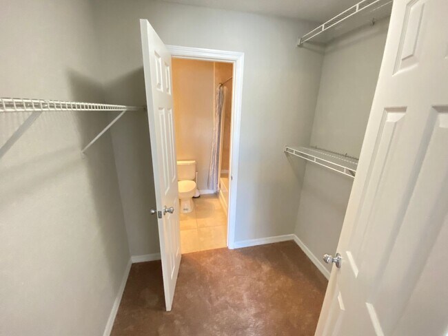 Building Photo - Beautiful 2/1.5 Condo in Orlando! New Carpet!