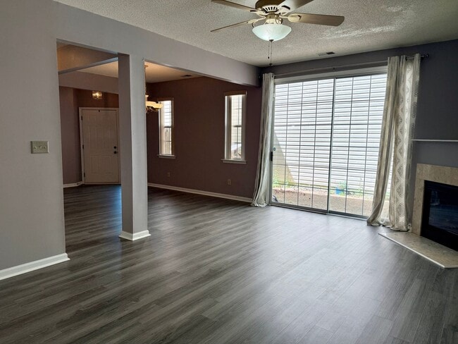 Building Photo - 3 Bed 2.5 Bath Hampton Home!