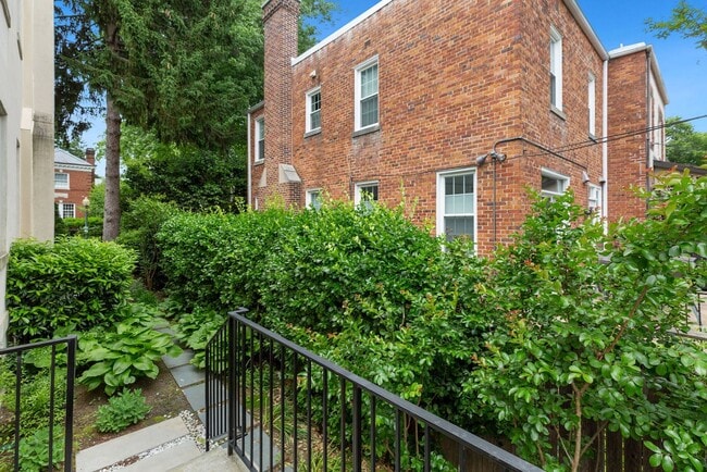 Building Photo - Available Now! 4 Bedroom  3.5  Bathroom Townhouse //Woodley Park// Garage, Driveway & 3 Levels of...